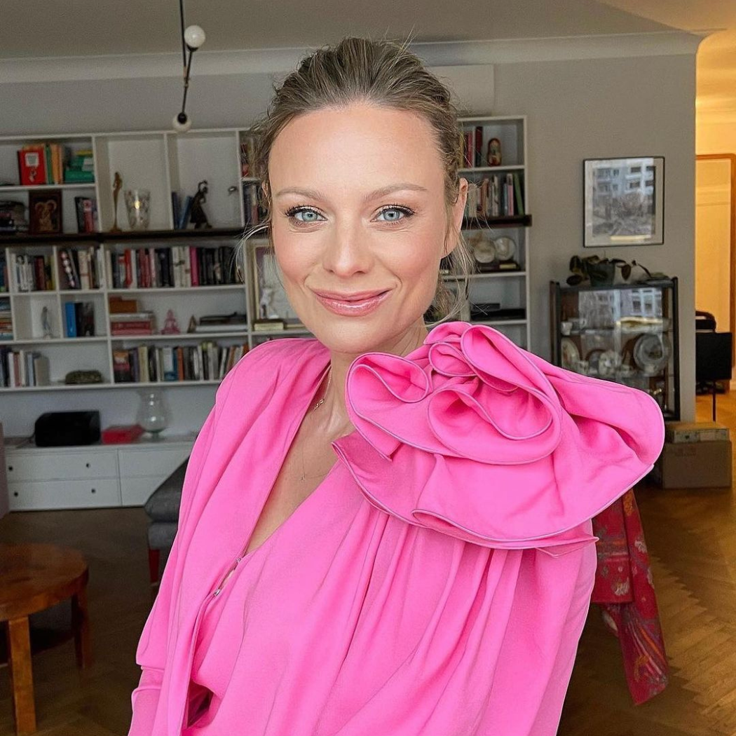 Zmęczona różem Barbie? Wybierz sukienkę w stylu Boczarskiej. Ten kolor „króluje”